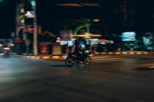 Oran serre la vis sur les motards : rouler à moto après 22h devient interdit, sous peine de sanctions